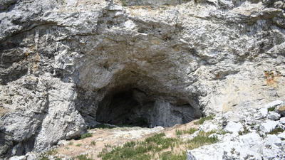 archaeologists found a young woman believed to be 14 to 19 buried with a 32 to 34 week fetus in a sw