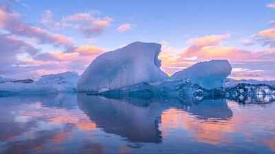 in 1977 a saudi prince towed an alaskan iceberg to iowa to pitch shipping icebergs to arabia for dri