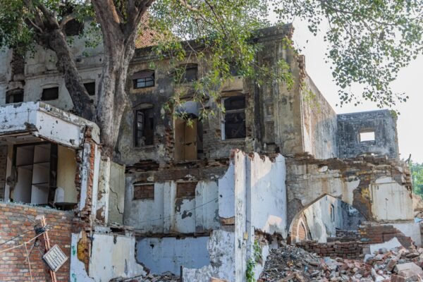 building collapse in delhi leaves dozens trapped