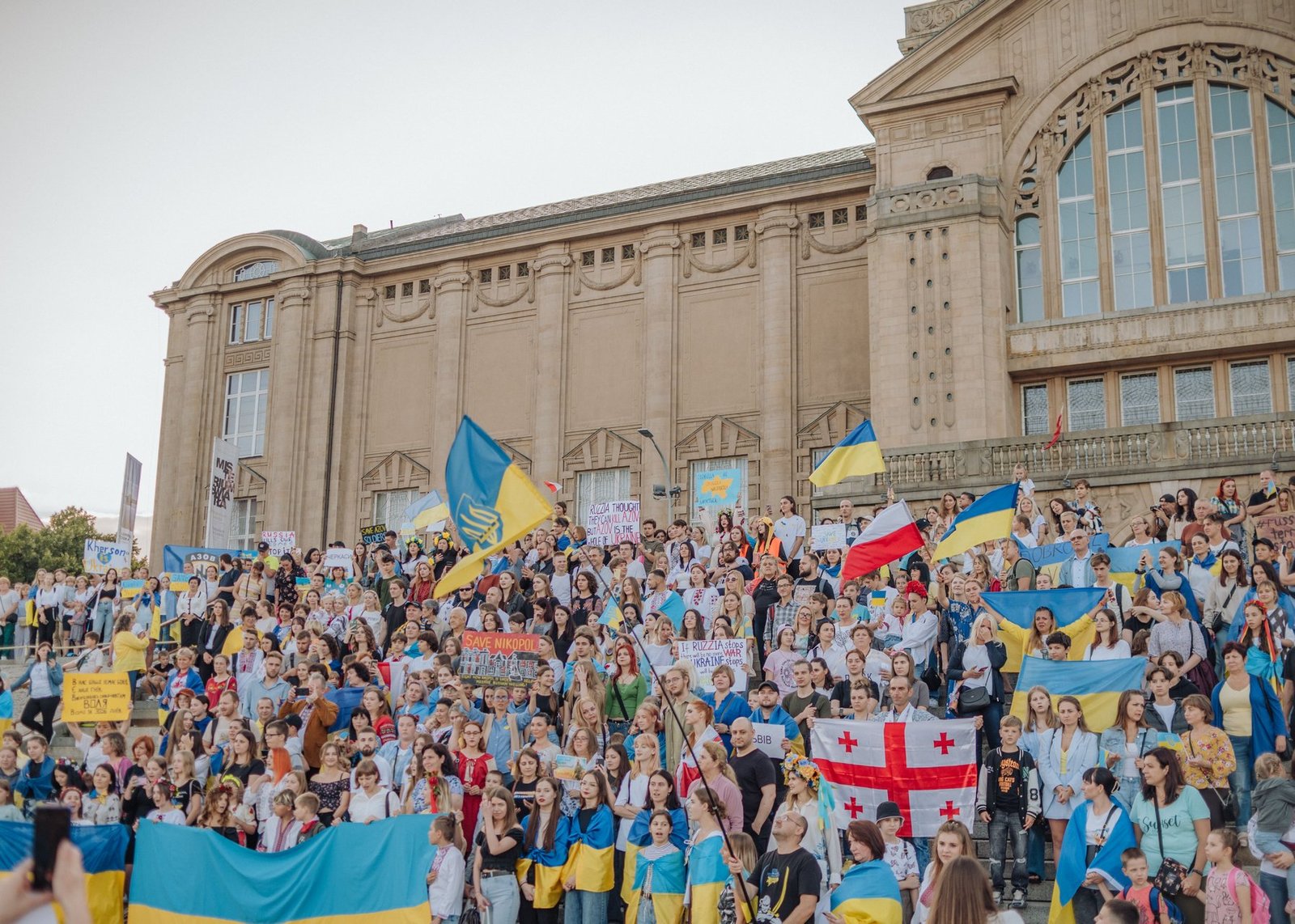 chief prosecutor of ukraine steps down amid call centre corruption inquiry