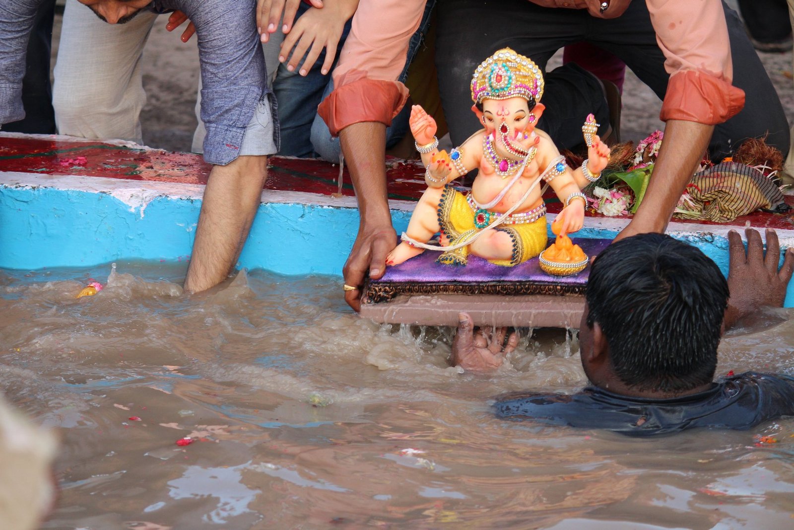 delhi bans idol immersion in yamuna designates 81 artificial ponds for ganesh vi