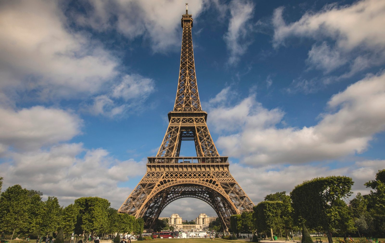 eiffel towers ceo resigns amid controversy over gender segregation during religi