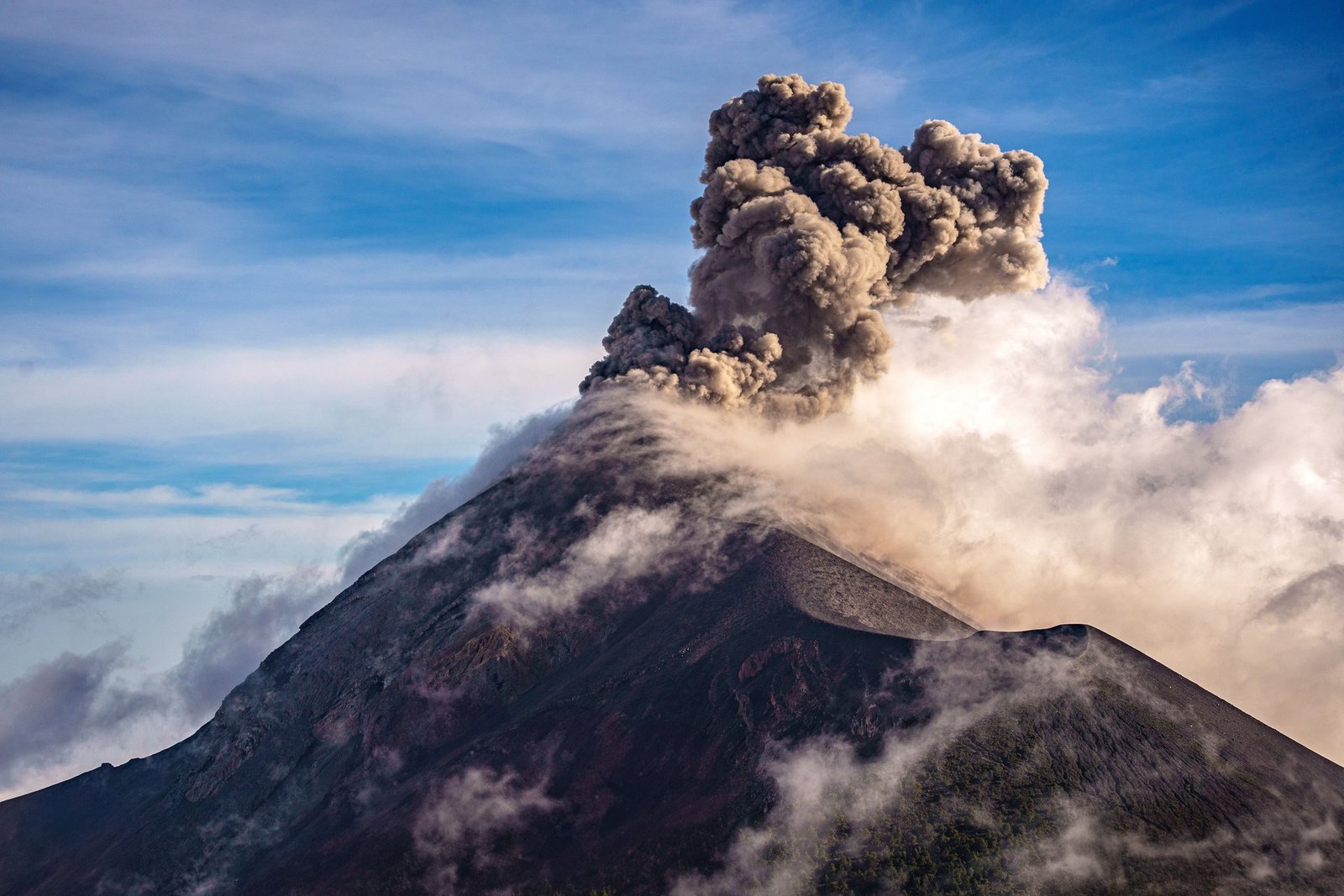 mount anak krakatoa eruption disrupts travel for 170000 passengers in indonesia