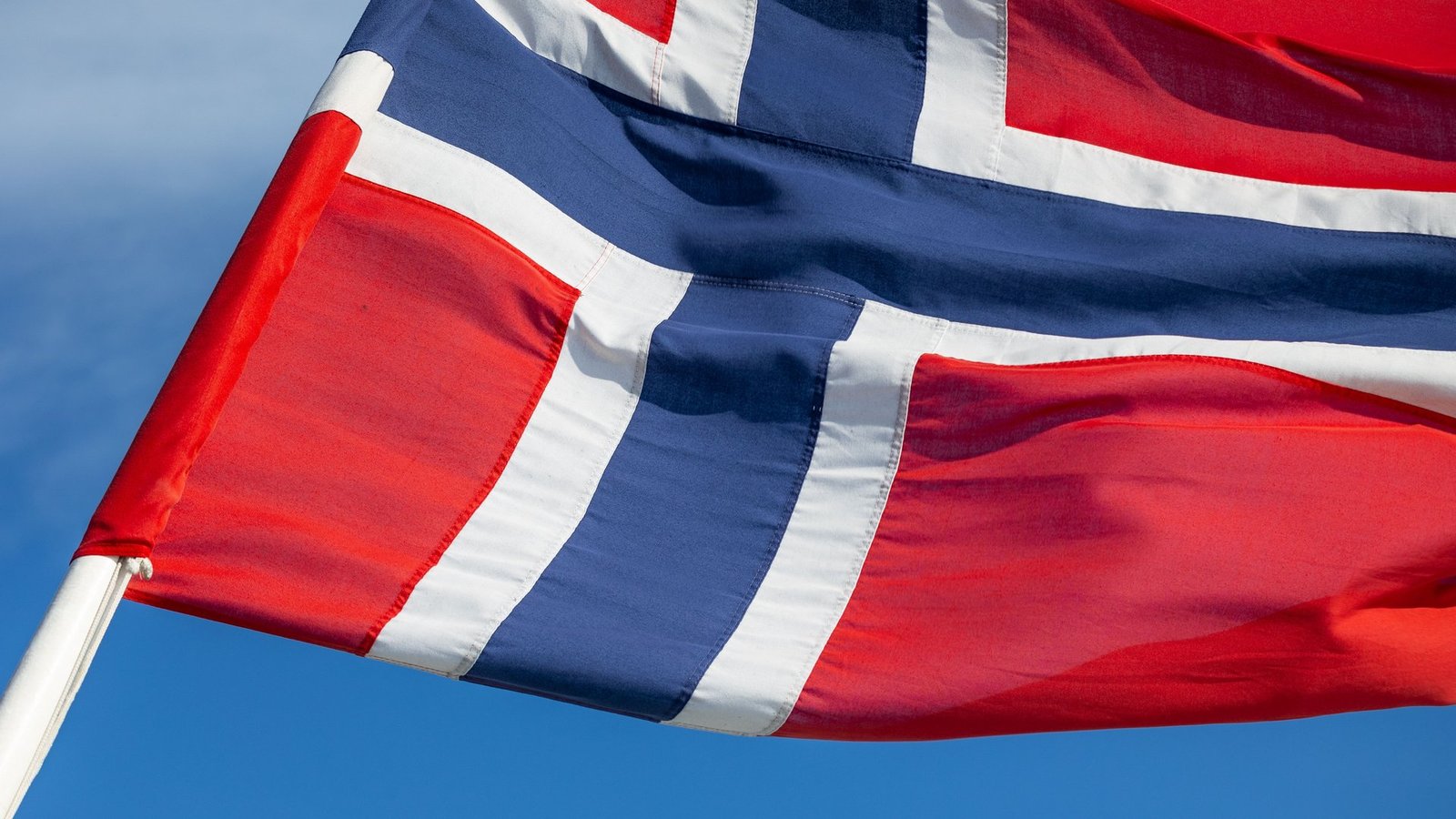 norwegian prime minister reveals close call for zelenskys aircraft during visit