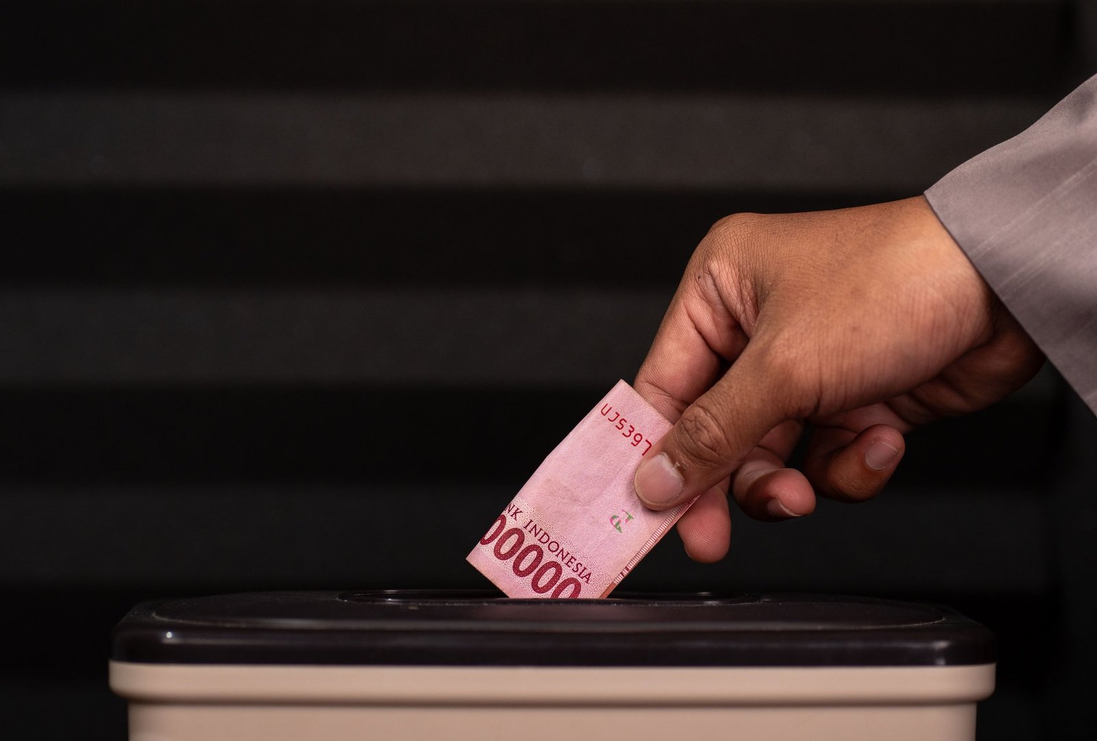 singapores prime minister to donate salary increase amid pay raise controversy