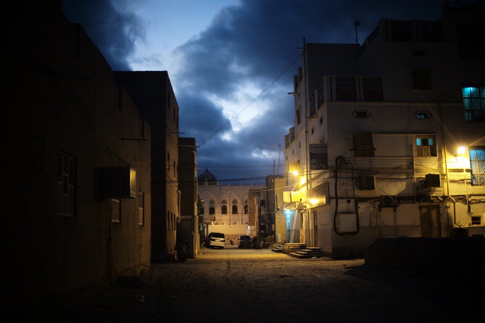 tensions escalate in yemens taiz as houthis and government forces clash