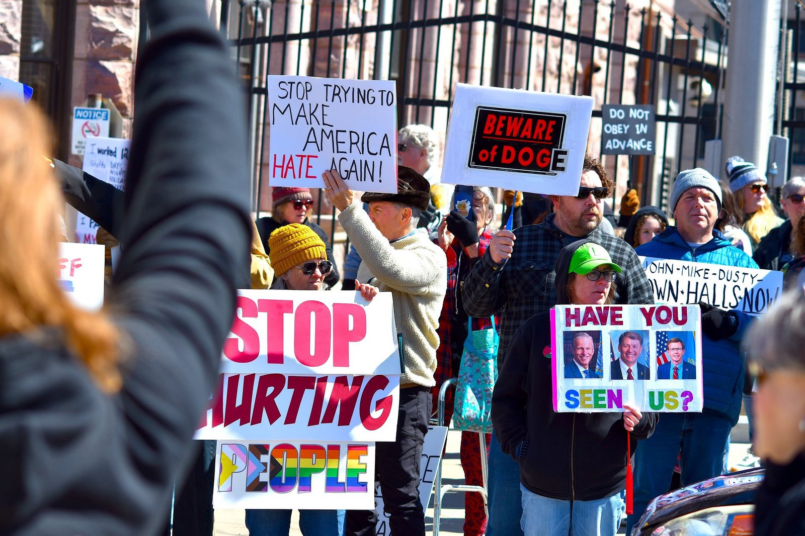 us citizen hurt in mistaken immigration detention attempt