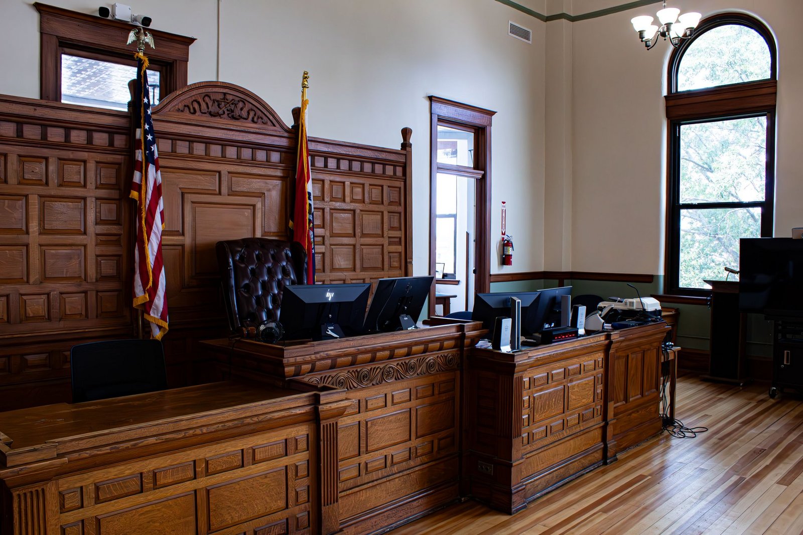 us judge pauses deportation of venezuelan driver injured by ice