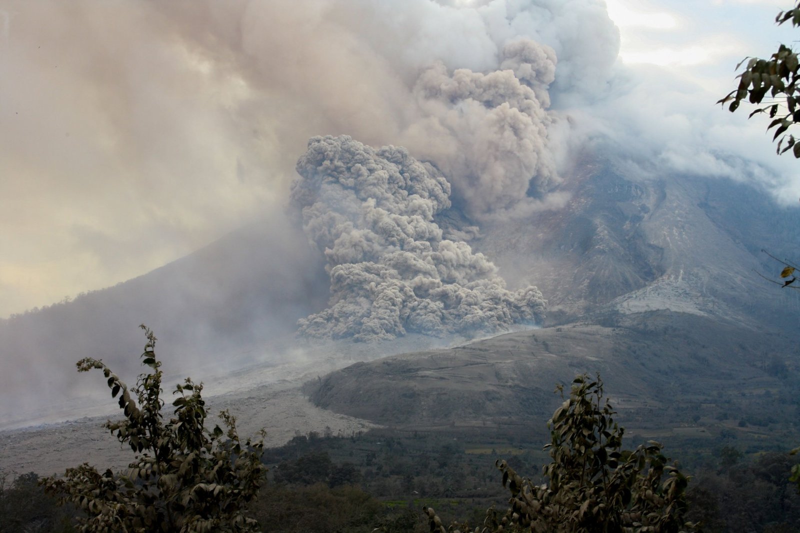 volcanic eruption in indonesia disrupts travel plans for thousands