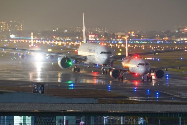 escalating tensions airlines halt services to saudi airports following houthi mi