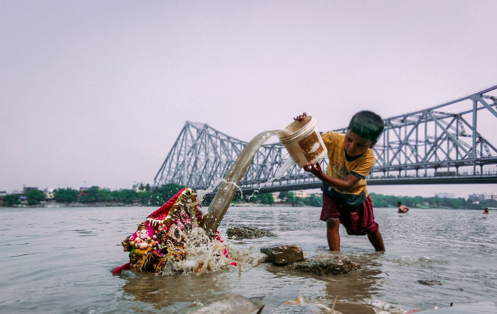 kolkata idol immersion occurs amid ongoing investigation of tragic stampede