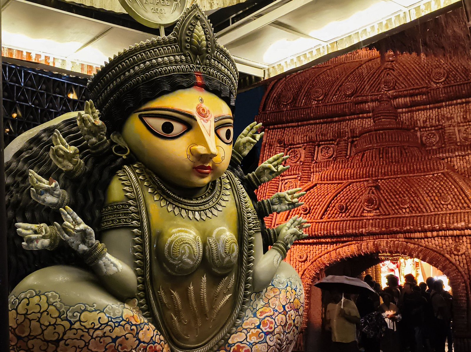 kolkata pandal stampede eyewitnesses describe chaotic conditions