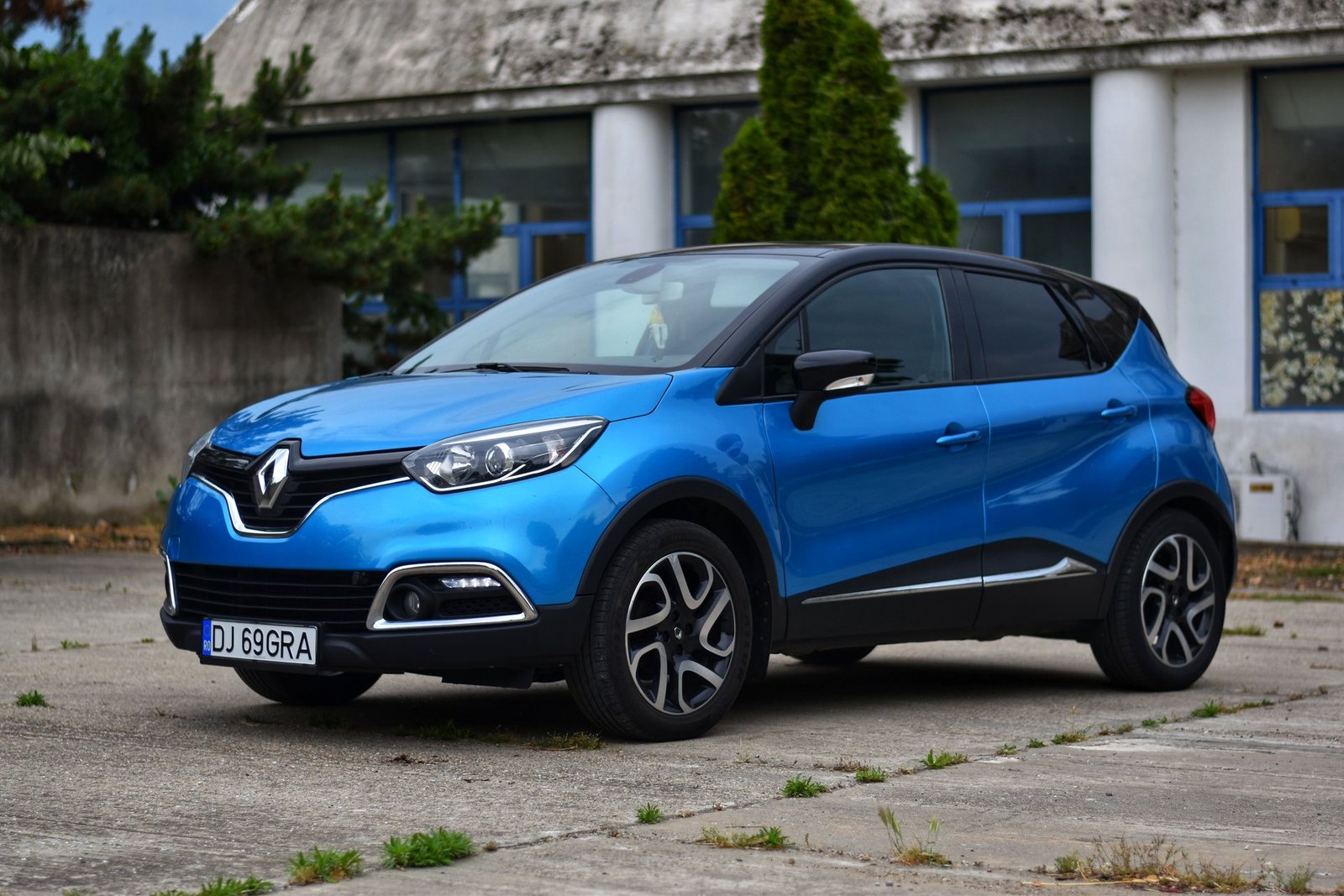 renault duster hybrid fuel efficiency analysis against competitors