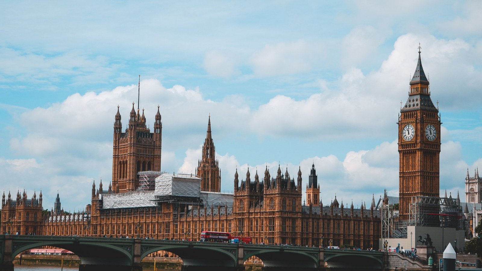 uk trade minister discusses extradition of nirav modi and vijay mallya