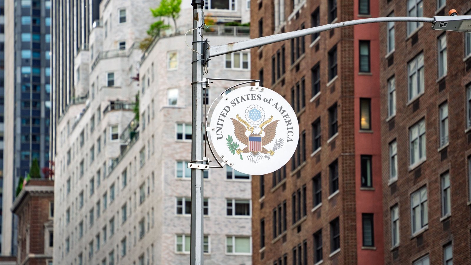 us directs embassy personnel to evacuate amid rising houthi threats